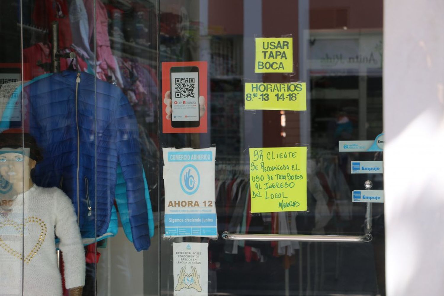Los clientes deben usar tapabocas para ingresar.