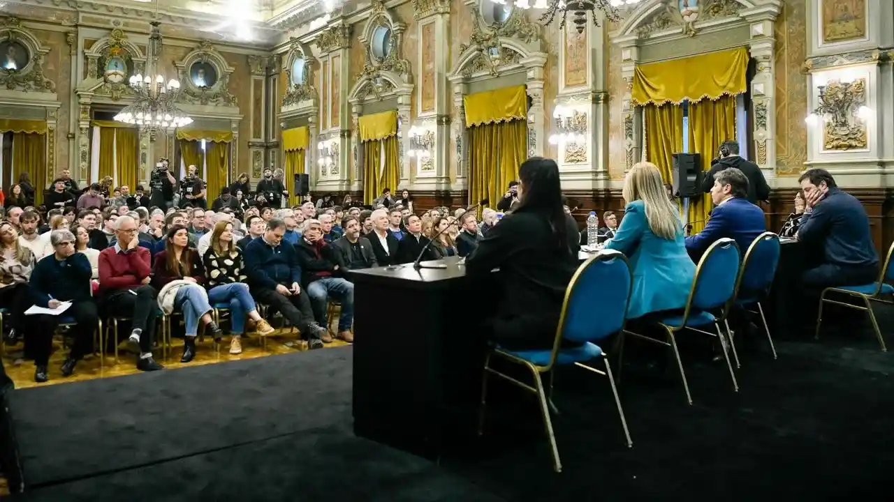 Del acto participó el intendente Miguel Lunghi junto a más de 60 jefes comunales de distintas fuerzas políticas.
