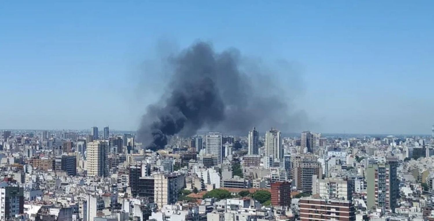 Impresionante incendio en un depósito de muebles en la zona de Abasto