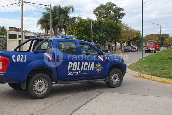 Muerte de un joven electrocutado: amigos y familiares atacaron al dueño de la casa donde murió y a la policía