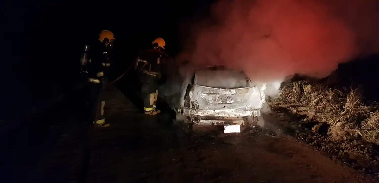 Un Ford Focus quedó consumido por las llamas: pérdidas totales en un incendio en zona rural