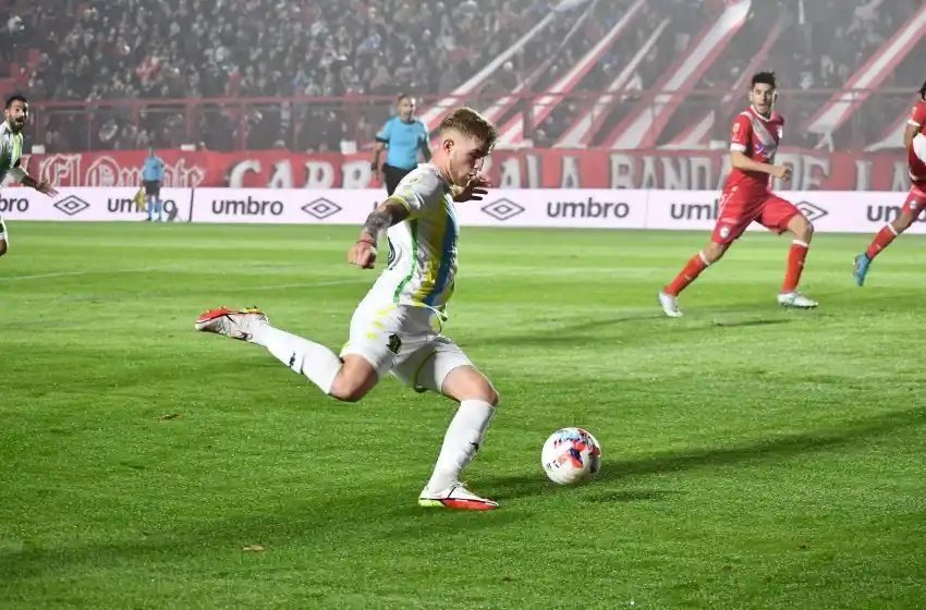 Aldosivi debutó con una caída en La Paternal