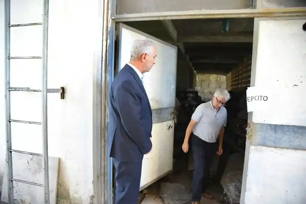 El Intendente Julio Alak inspeccionó los espacios donde se hallaron los restos óseos (FOTO: Infobae).