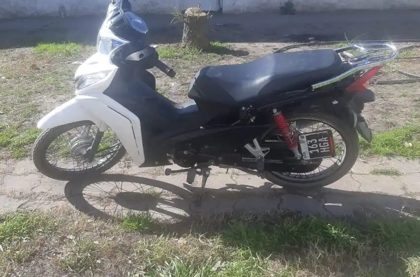 Circulaba en una moto con numeración suprimida