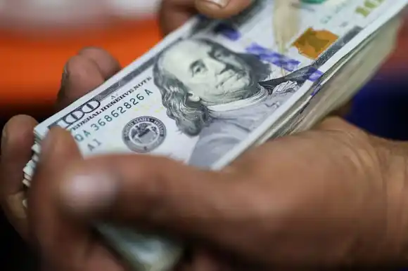 El dólar subió por quinta jornada consecutiva en otro día negativo para acciones y bonos