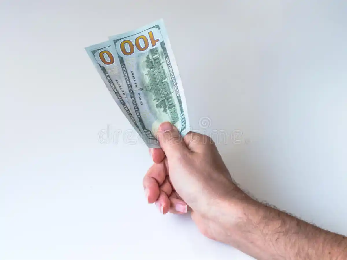 Desde hoy, el dólar "solidario" cuesta más de 130 pesos