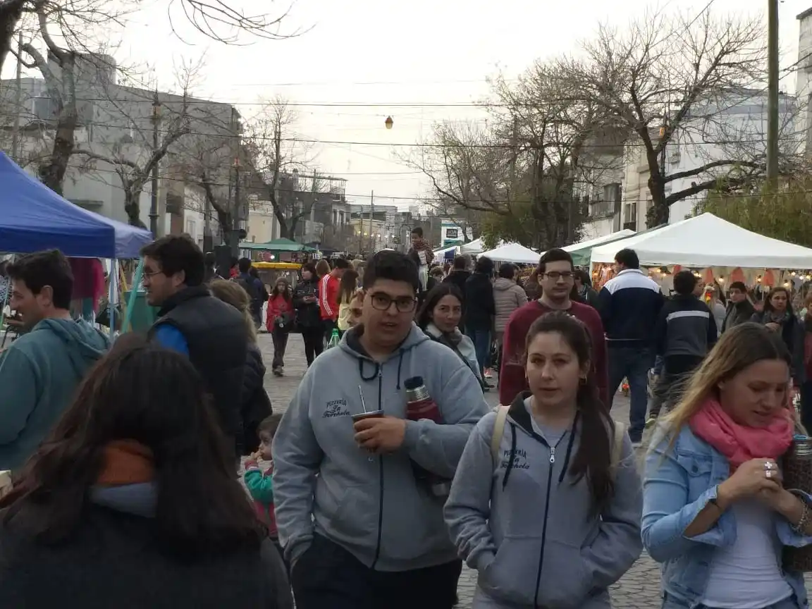 Volvió el Paseo de calle Alem y cada vez son más los vecinos que se acercan a disfrutar