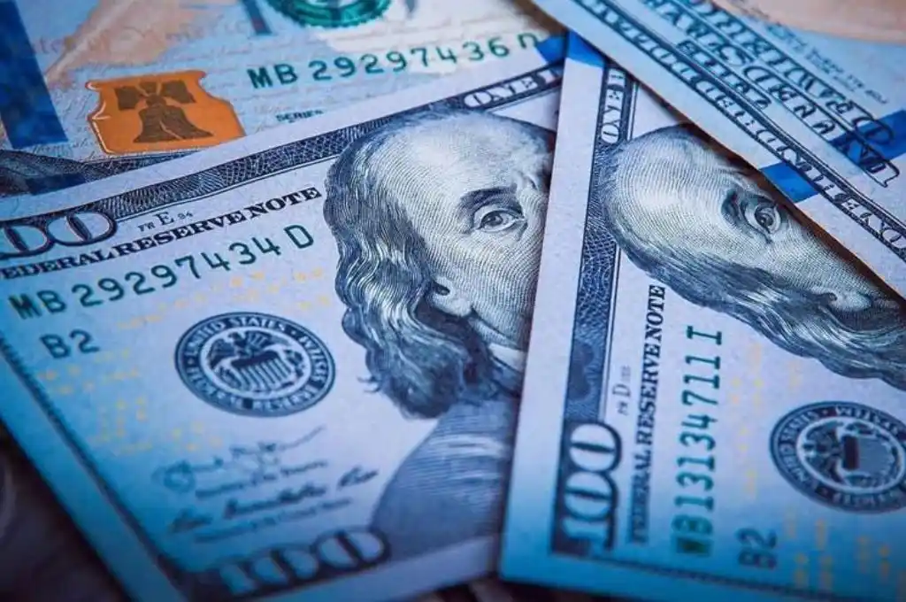 El dólar “blue” sigue en alza  y llegó a los $ 440