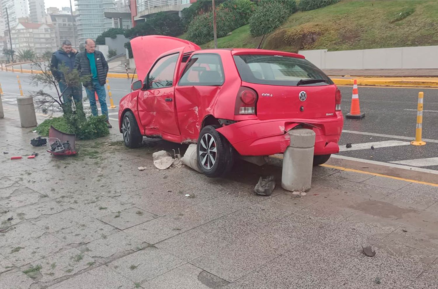 Con asfalto mojado, auto perdió el control y embistió un mojón a la salida de una curva