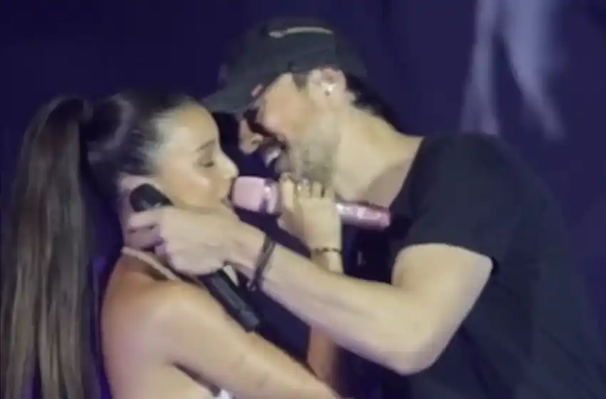 Incómodo episodio en vivo: Enrique Iglesias intentó besar a Emilia Mernes durante un show