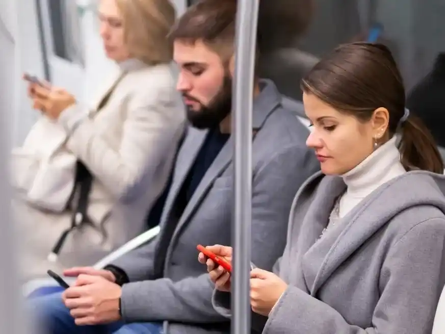 Según la Organización Mundial de la Salud, la falta de descanso adecuado y el exceso de trabajo están vinculados con enfermedades cardiovasculares, estrés y agotamiento.