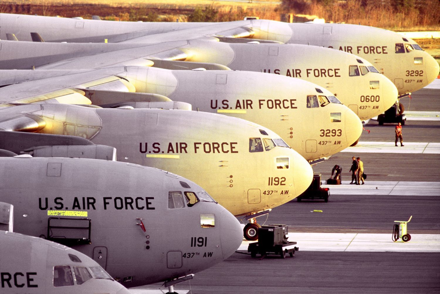 La USAF moviliza aviones C-17 y C-130 para comenzar con las deportaciones masivas de la era Trump.