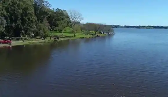 Varias dependencias trabajan para sofocar un incendio en Laguna de los Padres