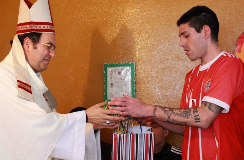 El Obispo visitó la Base y llevó rosarios hechos por presos de Batán