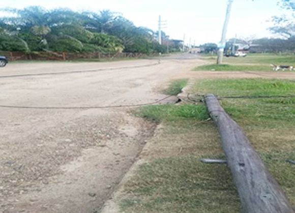 Un camión enganchó varios  postes de energía en barrio Golf