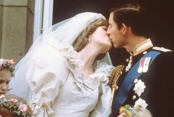 Pagan un realero por trozo de pastel de bodas de Carlos y Diana