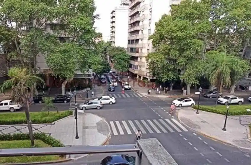 Pleno centro: dos motochorros rompieron el vidrio de un auto y se llevaron 250 mil pesos