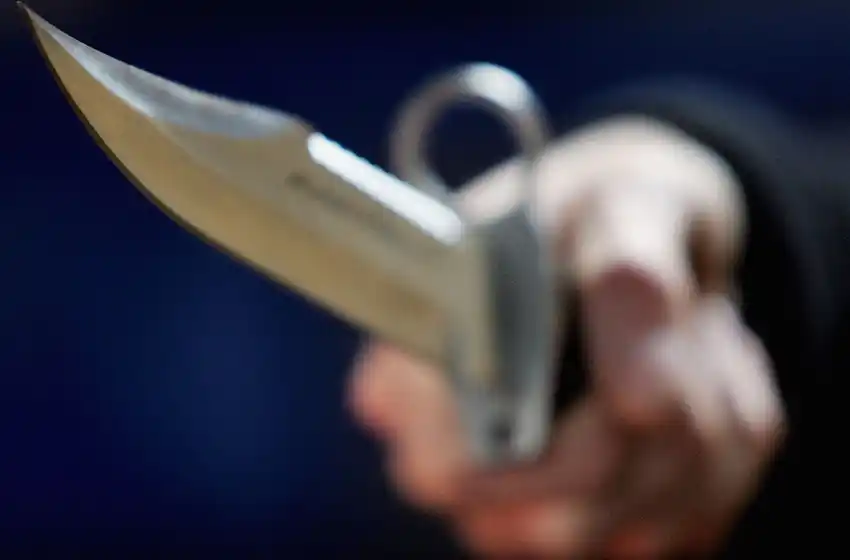 Feroz ataque: apuñalaron en la cara a una joven de 23 años