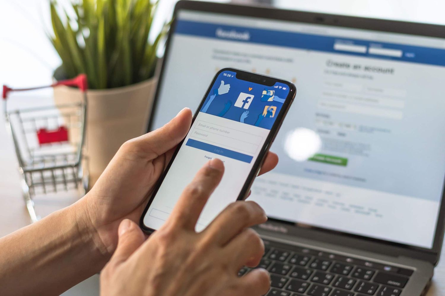Facebook y WhatsApp, las dos redes más utilizadas por los argentinos para informarse
