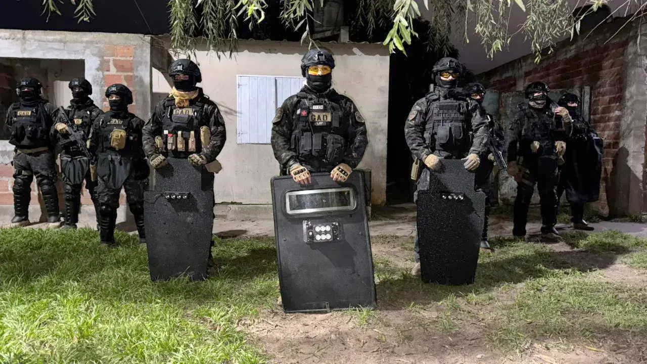 Personal. Del Grupo de Apoyo Departamental en pleno procedimiento realizado en la madrugada de ayer