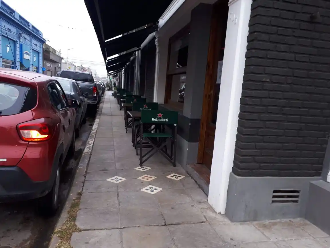 Aumento de tasas: cuánto costará a los comercios poner cosas en la vereda