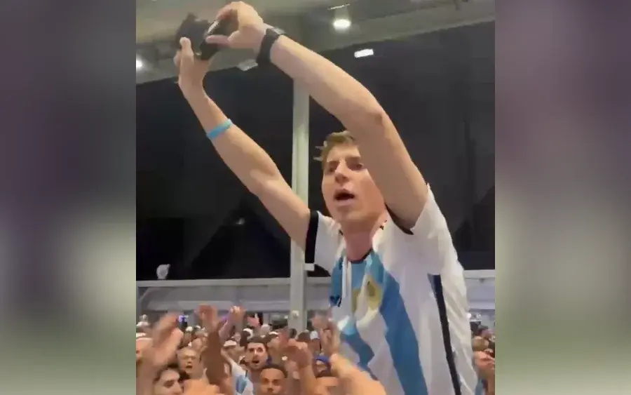 Perdió su billetera en el Mundial y la hinchada la encontró cantando su nombre