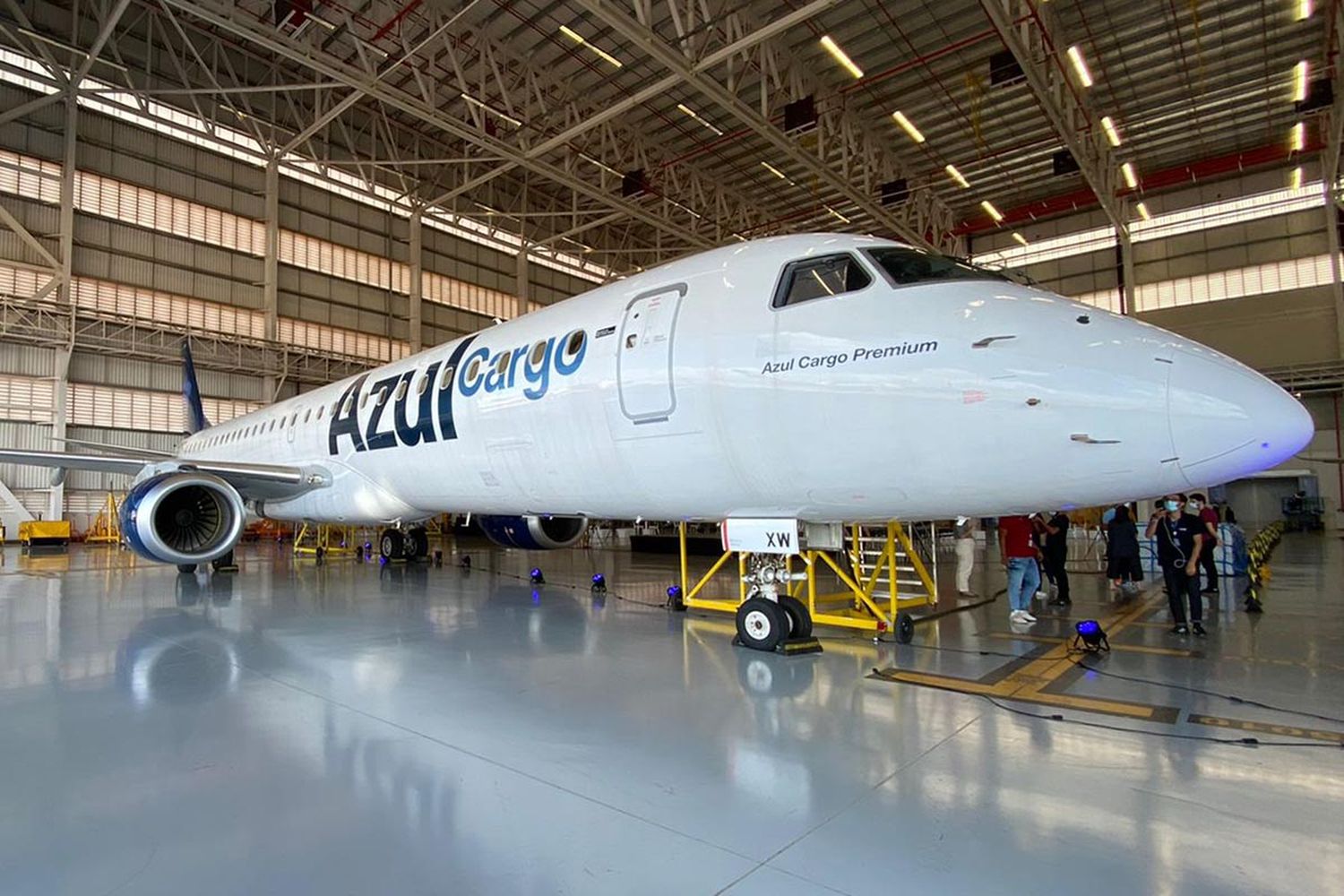 Azul presentó su primer Embraer E195 convertido a carguero