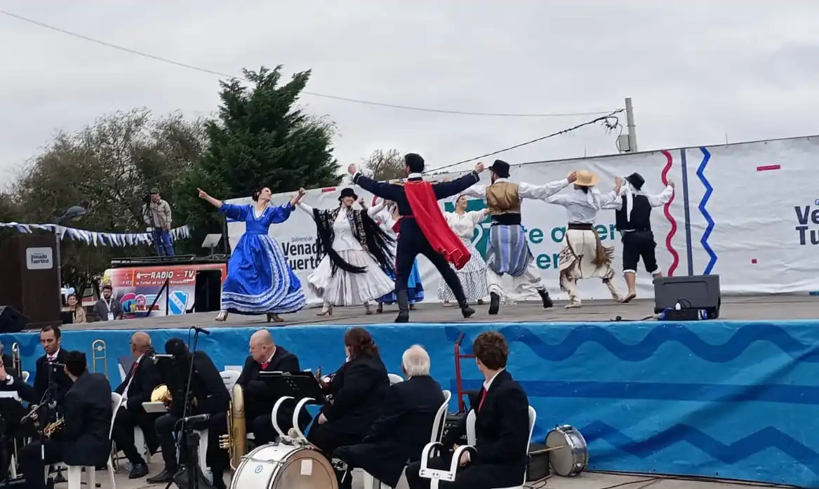 Cierre folklórico con "Oda de Mayo". Foto: Sur24.