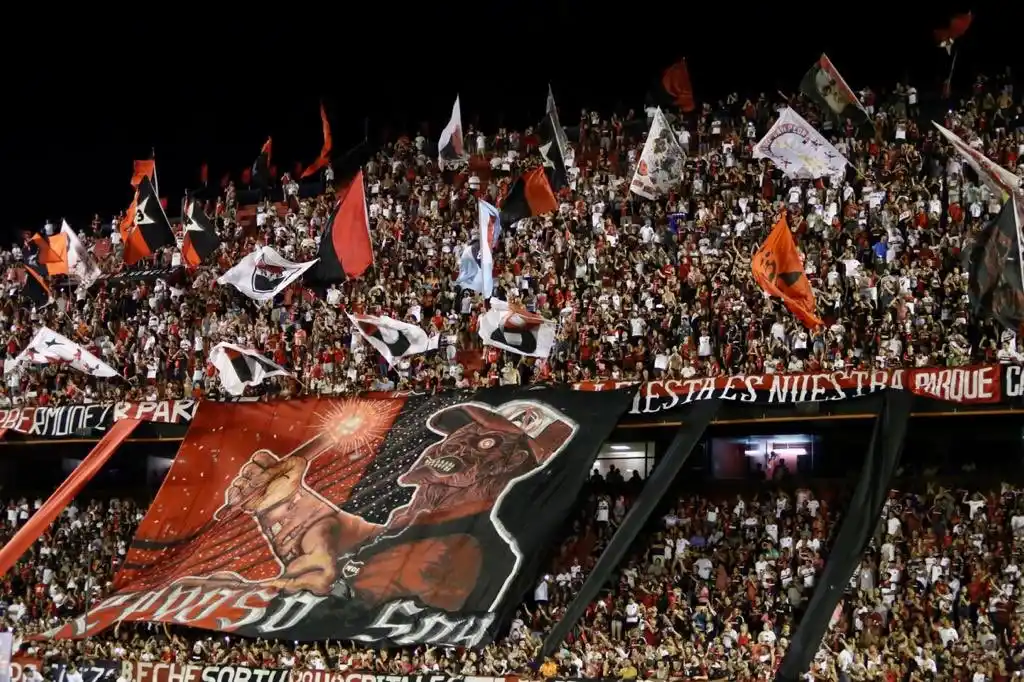 Después de un apagón de luz en el Coloso, comenzó el segundo tiempo. Los equipos igualan en 0