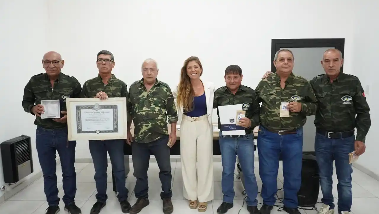 La diputada entregó las distinciones.