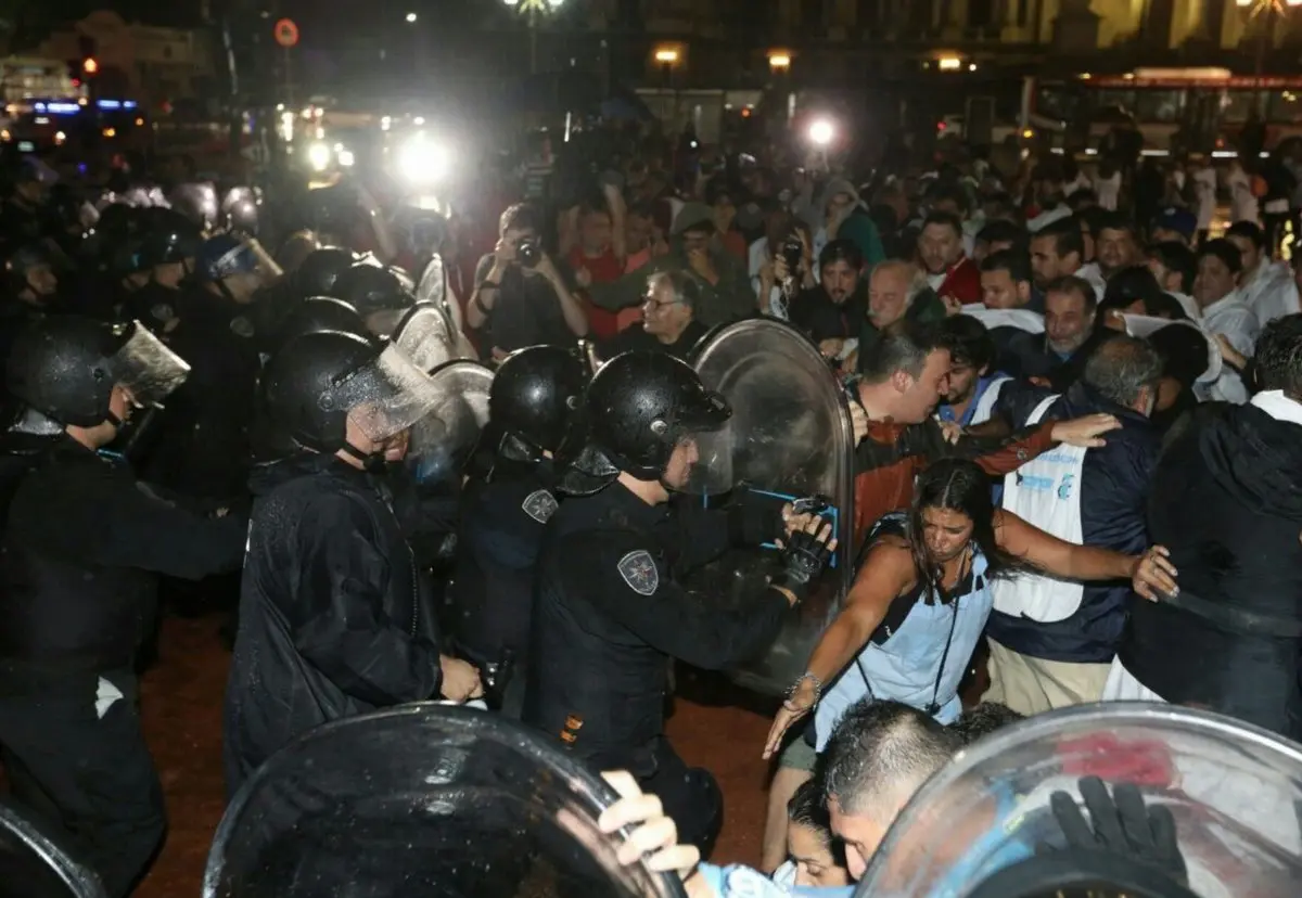Reprimen a docentes que estaban instalando una carpa frente al Congreso