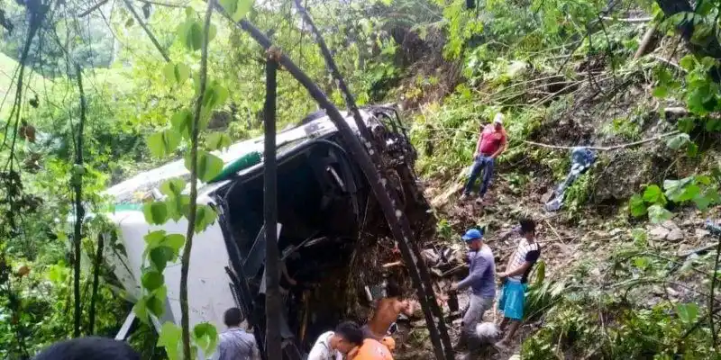 TRAGEDIA en Colombia: cuatro muertos al caer autobús a un precipicio