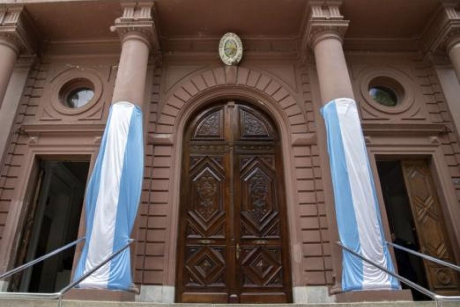 La histórica puerta principal regresó al Palacio de los Leones de Rosario