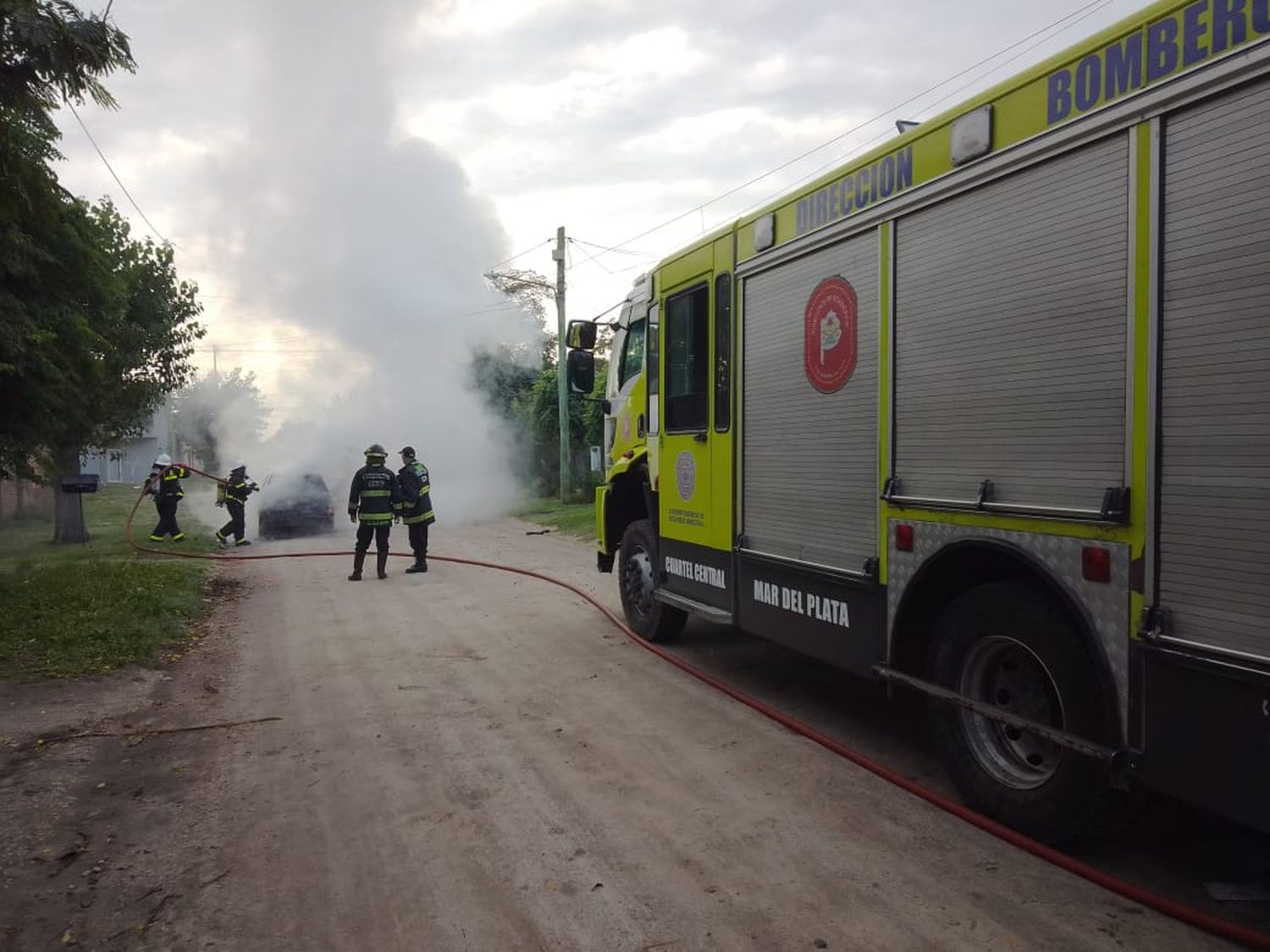 Se incendió el motor de un auto