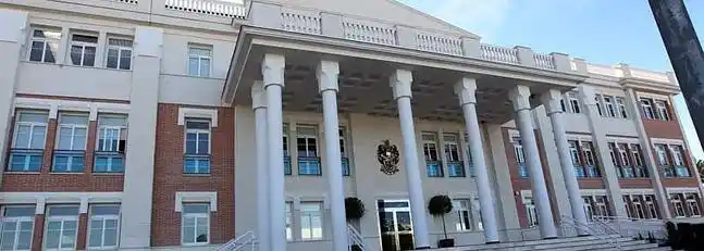 Colegios privados podrán cobrar cuota mensual por "renovación tecnológica"