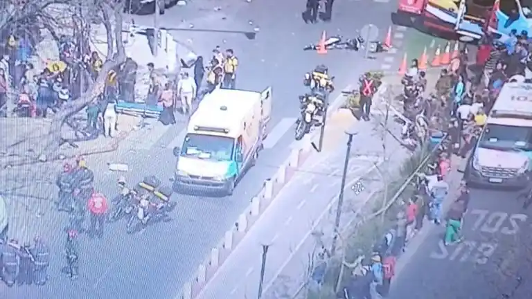 También embistió varios autos.