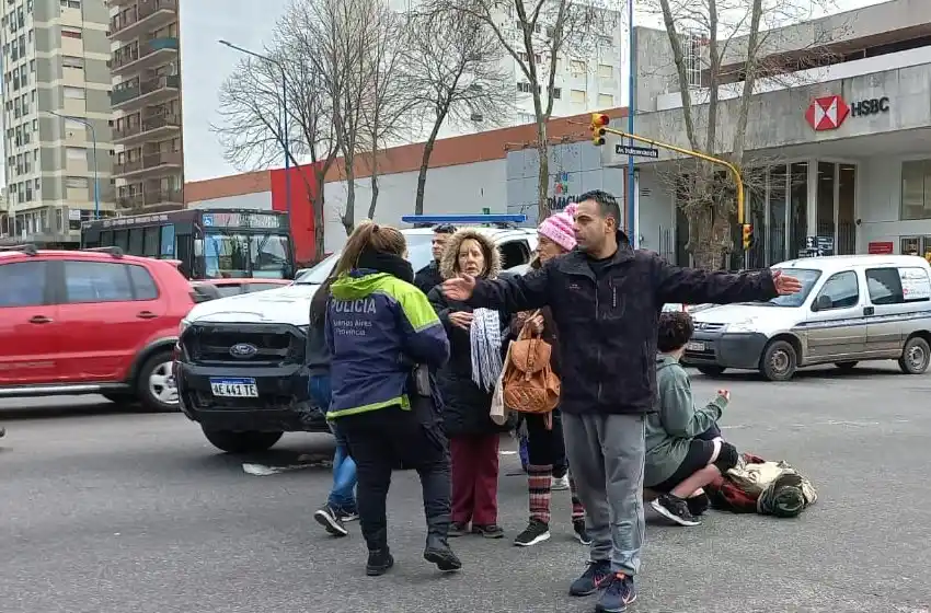 Un camión chocó a tres personas en Luro e Independencia