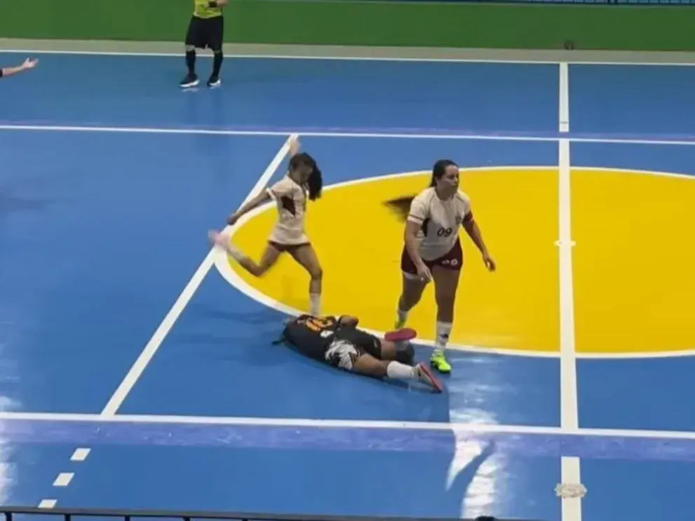 Cinco años de suspensión para una jugadora brasileña de futsal tras patear en la cabeza a una rival.