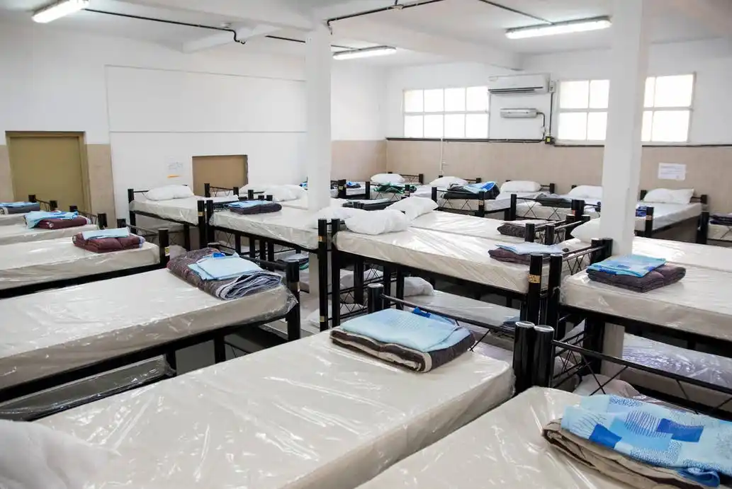 Detectan al menos 79 contagios en un albergue para personas sin techo