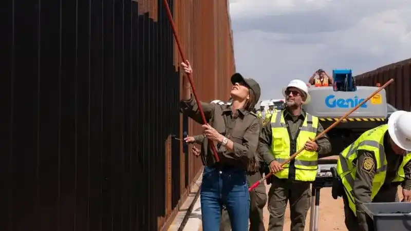 Según explicó la secretaria de Seguridad Nacional, Kristi Noem, el color oscuro hará que la estructura absorba más calor en el desierto y sea más complicado treparla.