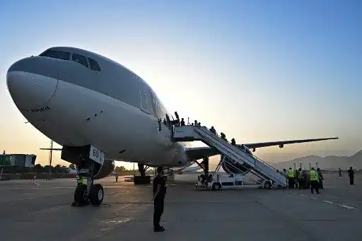 ¡CONTRA TODO PRONÓSTICO! Unas 200 personas evacuadas de Kabul en el primer vuelo tras retirada de EE.UU.