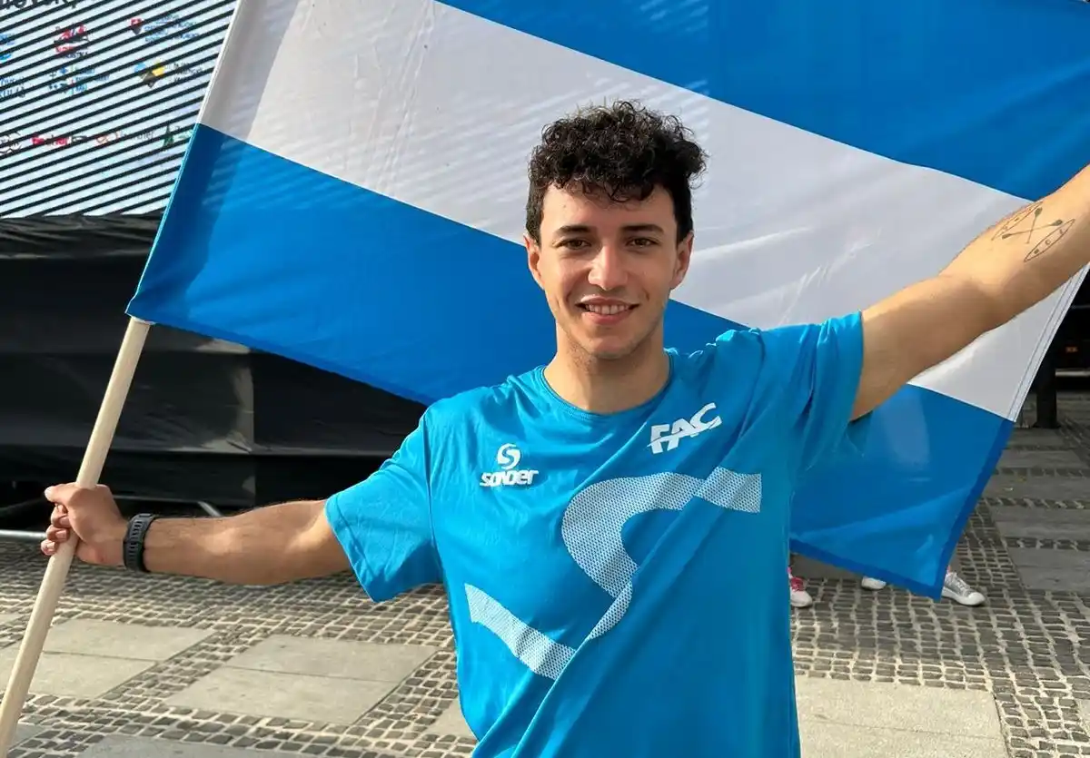 Semifinalista. Manuel Trípano posa con la bandera argentina