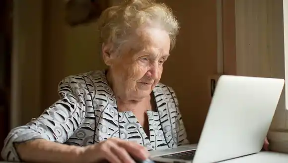 Abuela de 101 años está terminando el bachillerato y seguirá estudiando