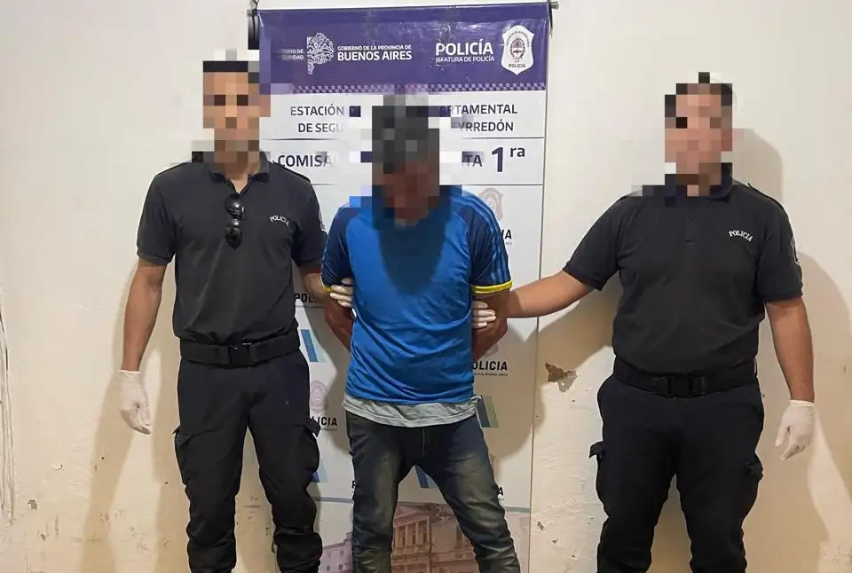 El imputado fue identificado como una persona que se encontraba en situación de calle al momento de la intervención policial.