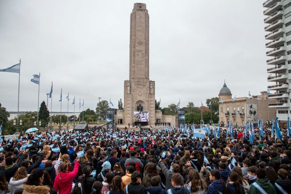 Cientos de alumnos protagonizaron la primera jornada de promesa de lealtad por la Semana de la Bandera