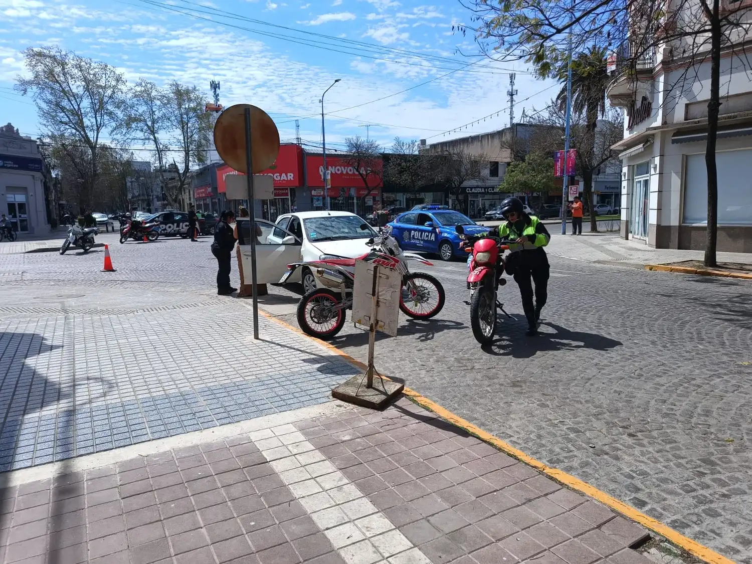 De nuevo... Fuerte accidente en Bv. Santa Fe y Saavedra terminó con una mujer en el Hospital "Dr. Jaime Ferré" - 4