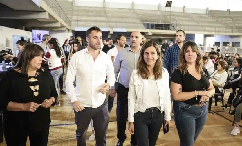 Teresa García, el intendente Achával, Fernanda Raverta y Lucía Portos, supervisaron el operativo en el Microestadio de Pilar. 