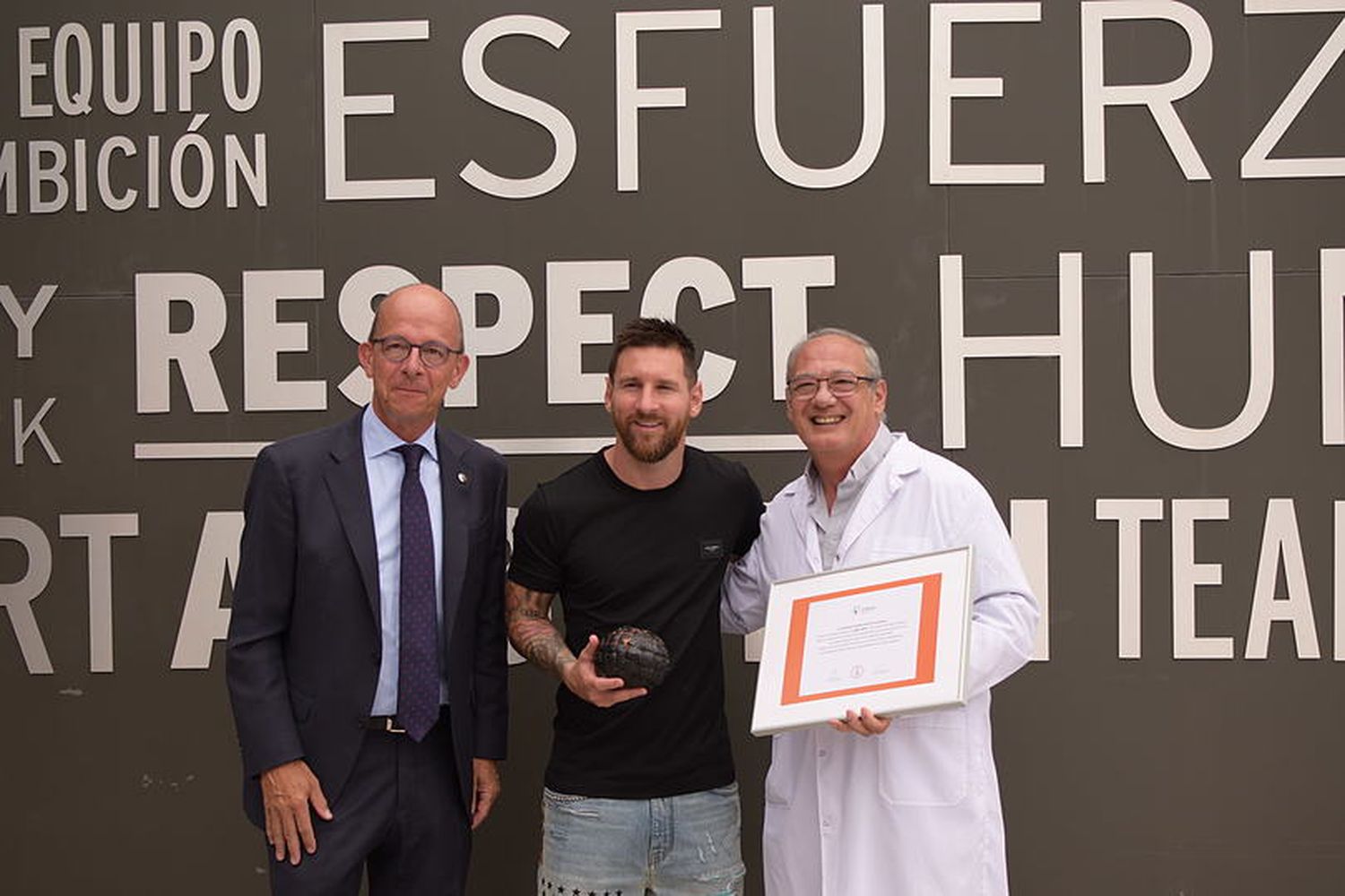 Messi recibió el premio más especial: el Balón Educativo