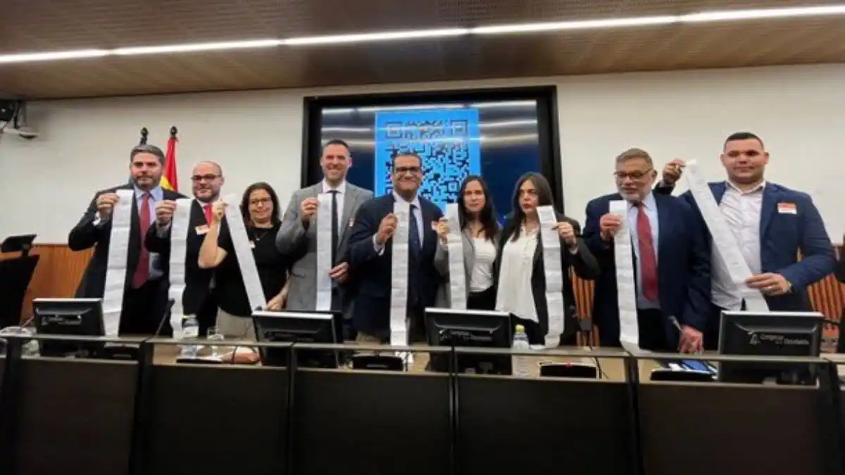 Presentaron actas electorales de Edmundo González en el Parlamento de Madrid (FOTOS)