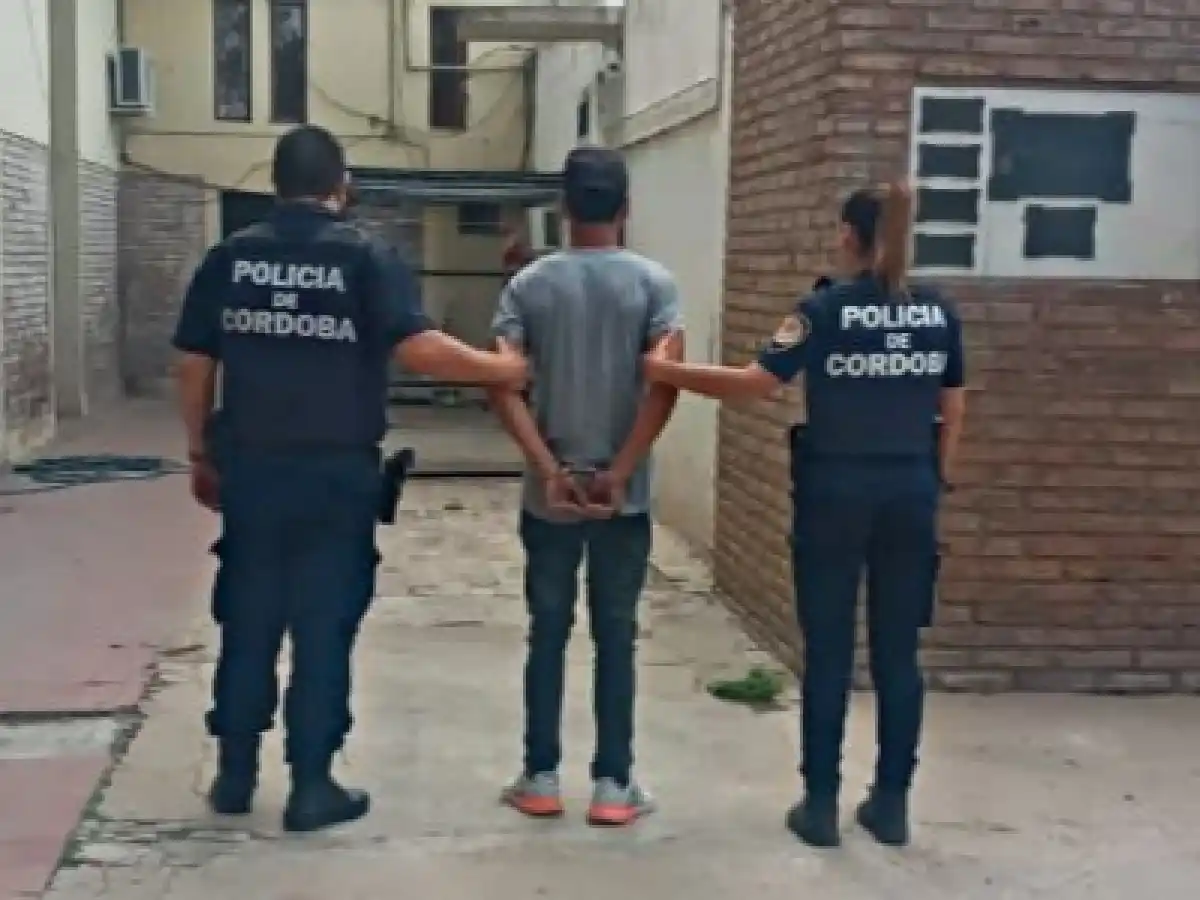 Detuvieron a un hombre que robaba placas del cementerio